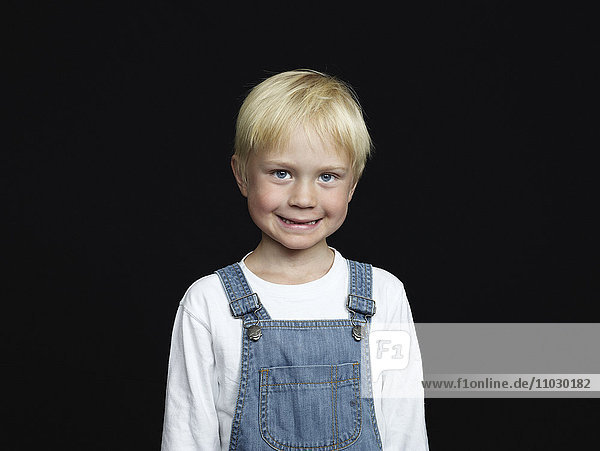 Porträt eines Jungen auf schwarzem Hintergrund