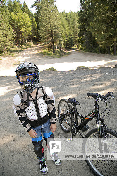 Jugendlicher mit Mountainbike