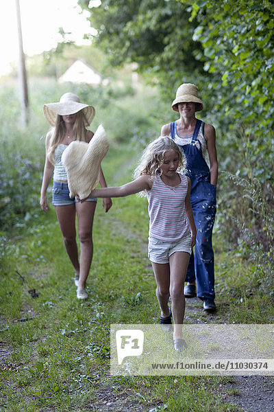 Mutter mit zwei Töchtern beim Spaziergang