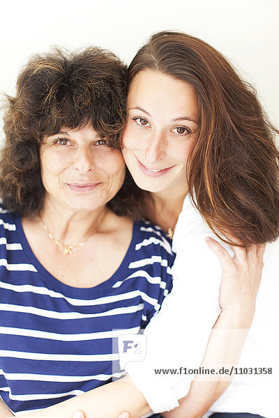 Porträt einer Mutter mit erwachsener Tochter