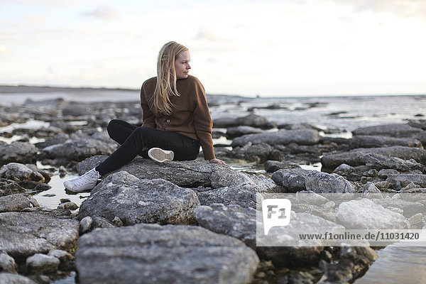 Frau mit Blick auf die Aussicht  Faro  Gotland  Schweden