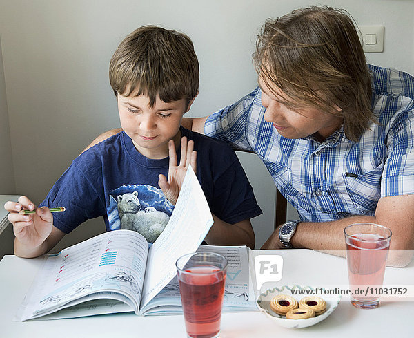 Junge macht mit seinem Vater Hausaufgaben  Stockholm  Schweden