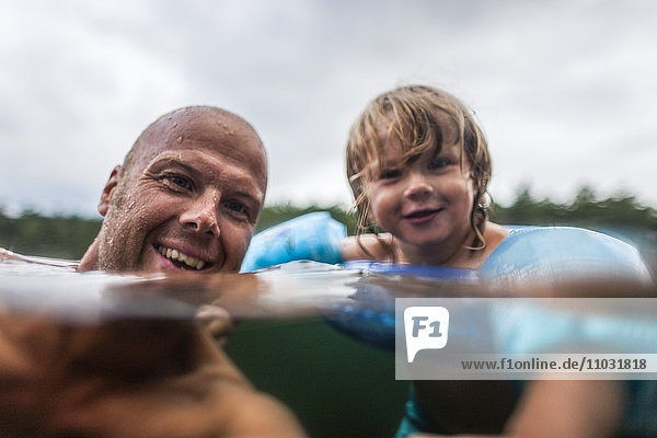 Junge schwimmt mit Vater  Trollsjon  Nacka  Schweden