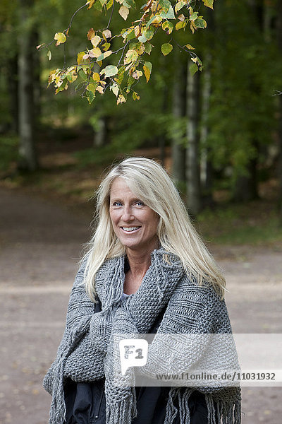 Porträt einer lächelnden älteren Frau  Delsjon  Göteborg  Schweden