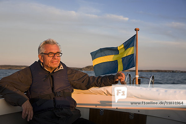 Älterer Mann auf Boot  Schweden