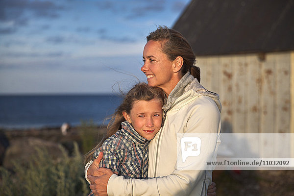 Mutter und Tochter umarmen sich  Oland  Schweden