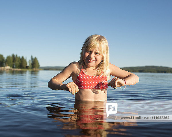 Mädchen schwimmt im See  Siljan  Dalarna  Schweden