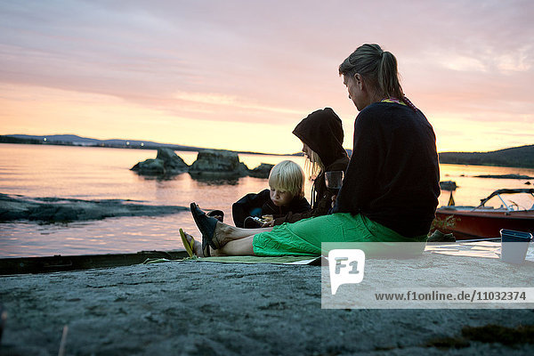 Mutter mit Kindern am See mit Mobiltelefon  Siljan  Dalarna  Schweden