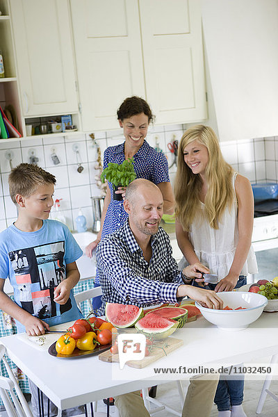 Familie bei der Essenszubereitung in der Küche