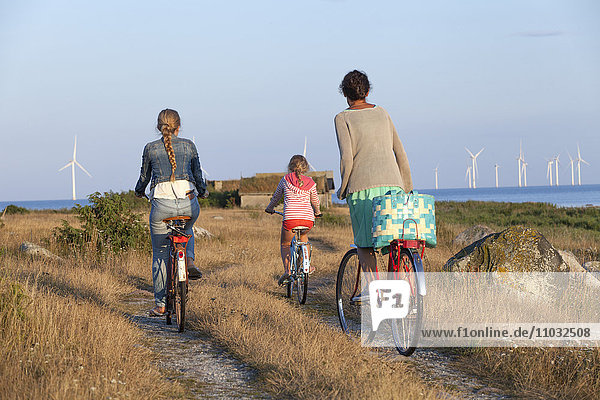 Mutter mit Töchtern beim Radfahren  Oland  Schweden