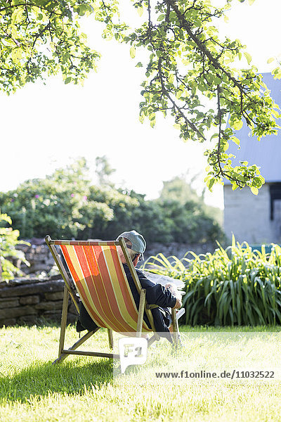 Mann sitzt auf einem Sonnenstuhl  Oland  Schweden