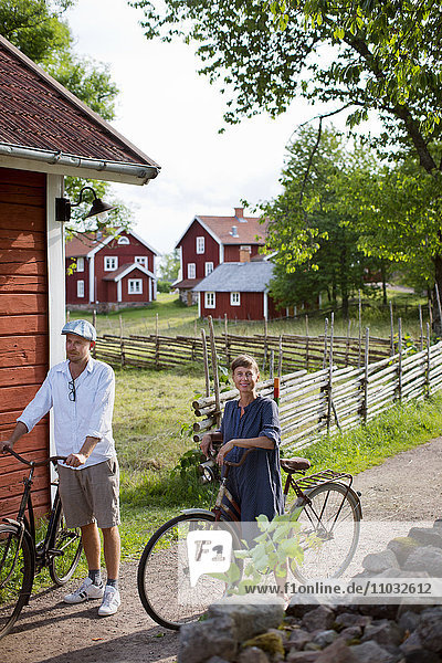 Älteres Paar beim Radfahren  Smaland  Schweden