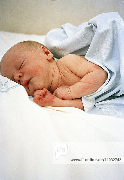 Ein neugeborenes Baby schläft.