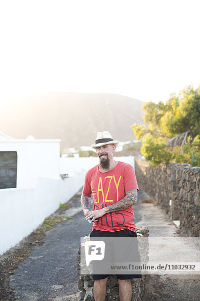 Mittlerer erwachsener Mann mit Tätowierungen  Lanzarote  Kanarische Inseln  Spanien