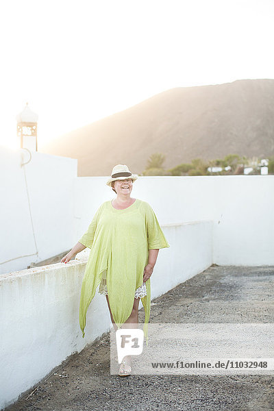 Ältere Frau auf See  Lanzarote  Kanarische Inseln  Spanien