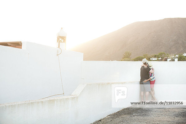 Älteres Paar zusammen  Lanzarote  Kanarische Inseln  Spanien