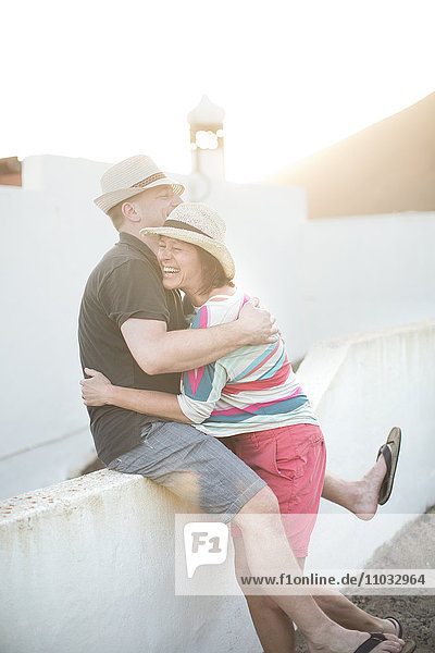 Älteres Paar  das sich umarmt  Lanzarote  Kanarische Inseln  Spanien