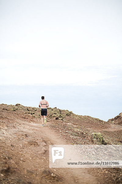 Mittlerer Erwachsener Mann beim Laufen  Lanzarote  Kanarische Inseln  Spanien