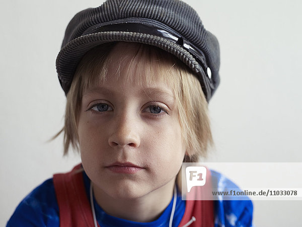 Porträt eines Jungen mit Mütze  Studioaufnahme