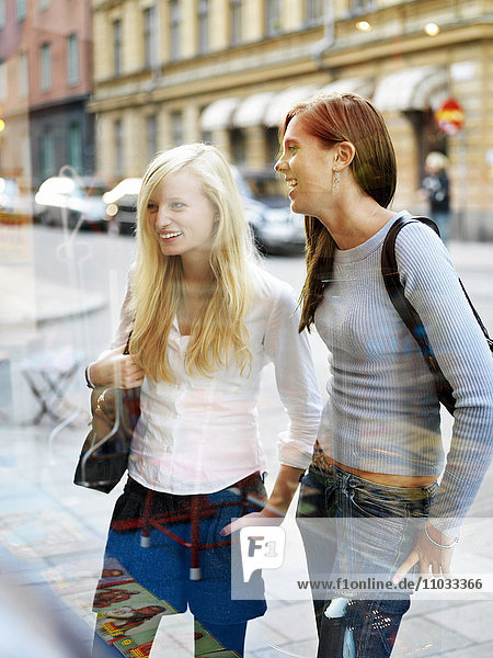 Zwei Mädchen im Teenageralter beim Einkaufen.