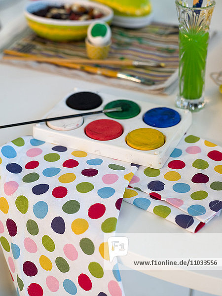Gepunktete Servietten und Farben auf dem Tisch