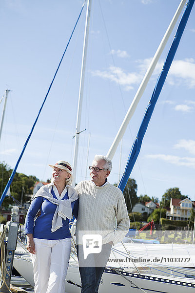 Seniorenpaar am Hafen