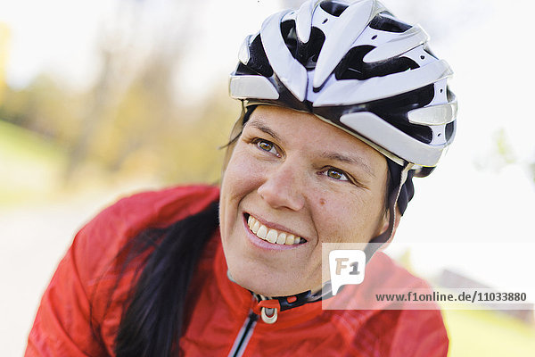 Porträt einer Frau mit Fahrradhelm