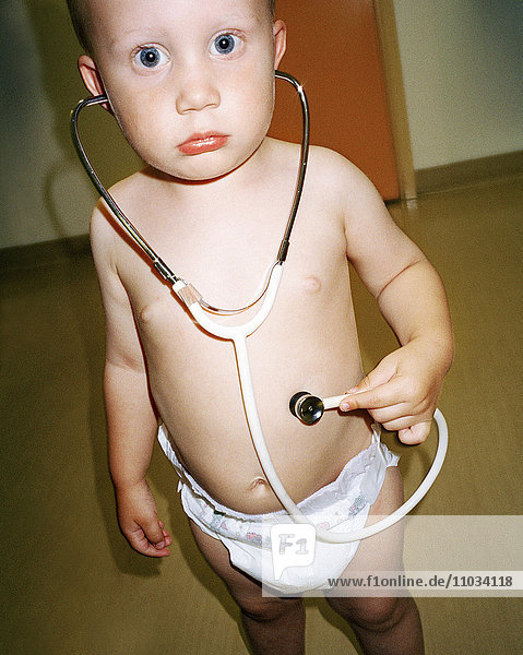 Ein kleiner Junge im Krankenhaus  Schweden.