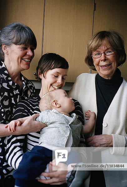 Drei Frauen und ein kleines Kind  Stockholm  Schweden.