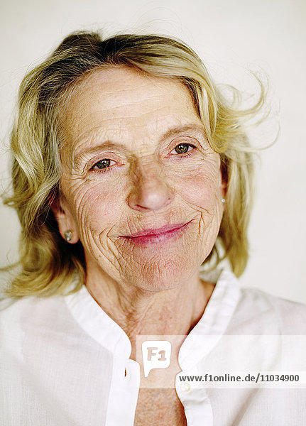 Porträt einer alten lächelnden Frau  Schweden.