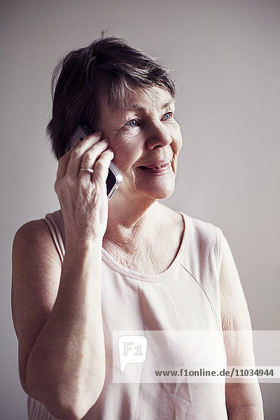 Ältere Frau im Gespräch am Telefon
