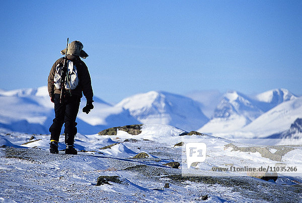 Ein Jäger in den Bergen im Winter  Schweden.