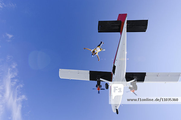 Fallschirmspringer springen aus einem Flugzeug