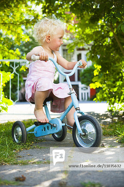 Ein kleines Mädchen auf dem Fahrrad.