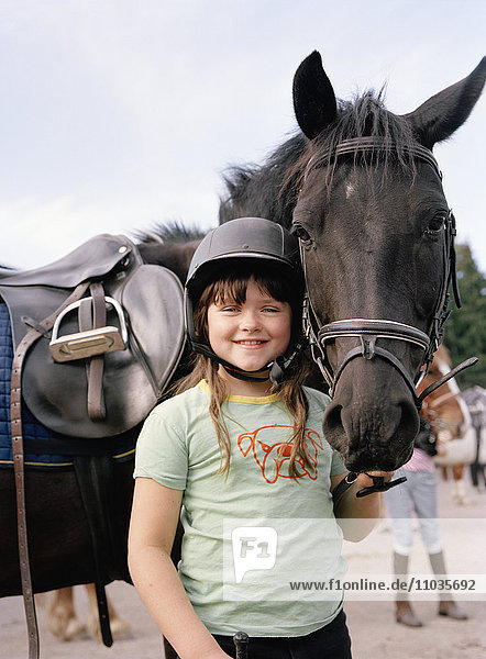 Ein Mädchen hält ein Pferd  Schweden.