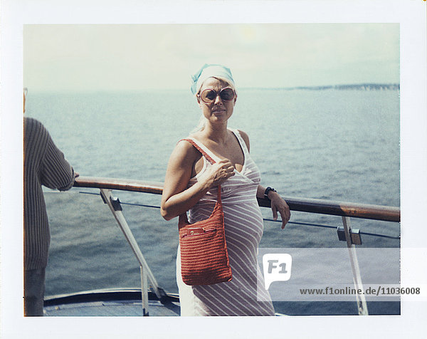 Eine Frau mit Sonnenbrille auf einem Boot.