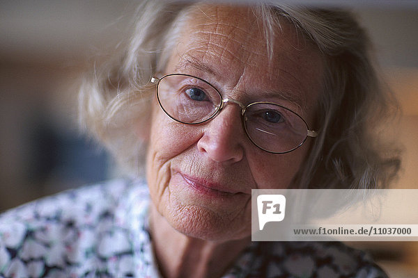 Porträt einer älteren Frau mit Brille