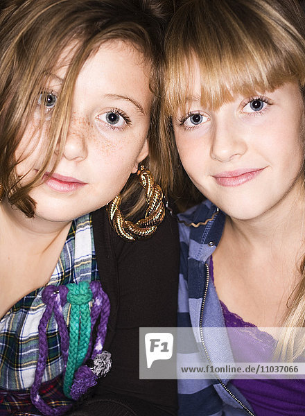 Zwei lächelnde Mädchen im Teenageralter  Schweden.