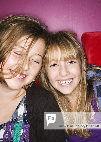 Zwei lächelnde Mädchen im Teenageralter  Schweden.