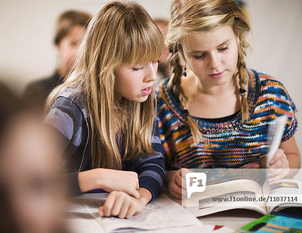 Zwei Mädchen arbeiten zusammen in der Schule  Schweden.