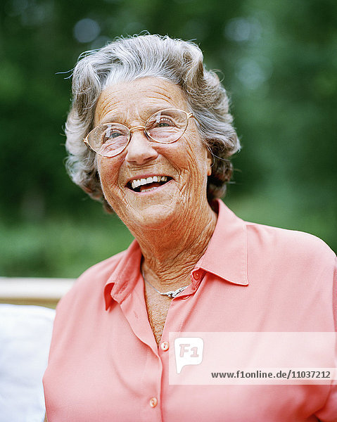 Porträt einer lachenden älteren Frau  Schweden.