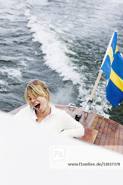 Blonde Frau in einem Motorboot  Schweden.