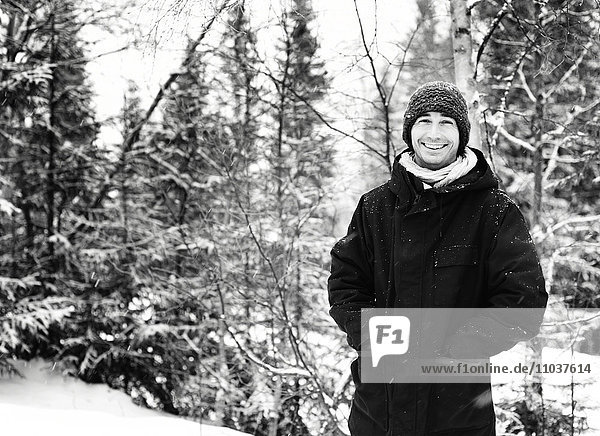 Porträt eines Mannes in einem winterlichen Wald  Norwegen.