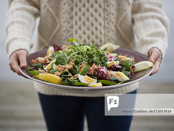 Frau mit einem Teller Salat mit Krabben  Schweden.