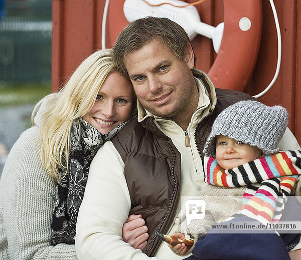 Porträt einer Familie mit einem kleinen Kind  Schweden.