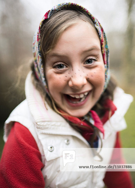Ein glückliches Mädchen  das sich als Osterhexe verkleidet hat  Schweden.