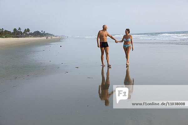 Ein älteres Ehepaar macht einen Spaziergang am Strand  Thailand.