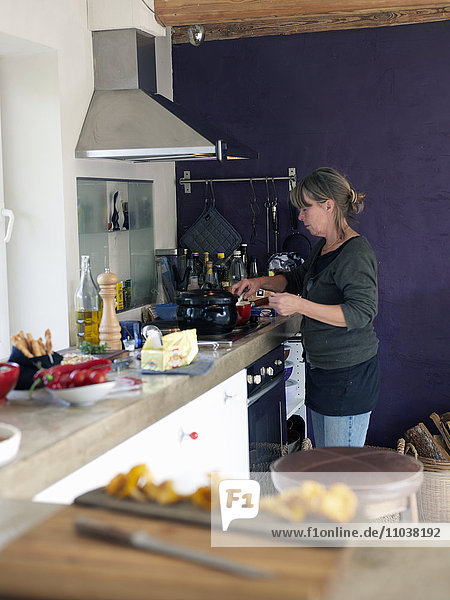 Eine Frau in einer Küche  Schweden.