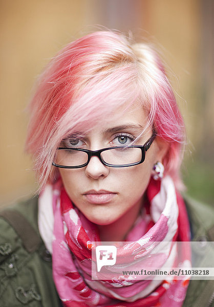 Porträt einer jungen Frau mit rosa Haaren und Kopftuch  Schweden.