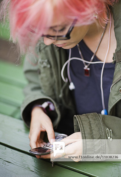 Teenager-Mädchen schreibt eine SMS  Schweden.